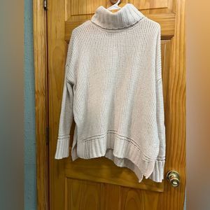 Aerie cream colored side slit lightweight turtleneck sweater size small